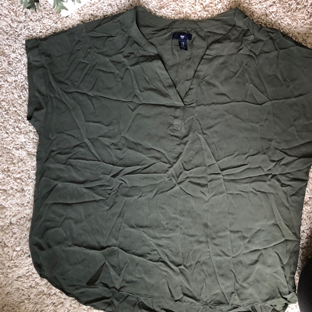 GAP Army Green V-Neck Top. Size XL